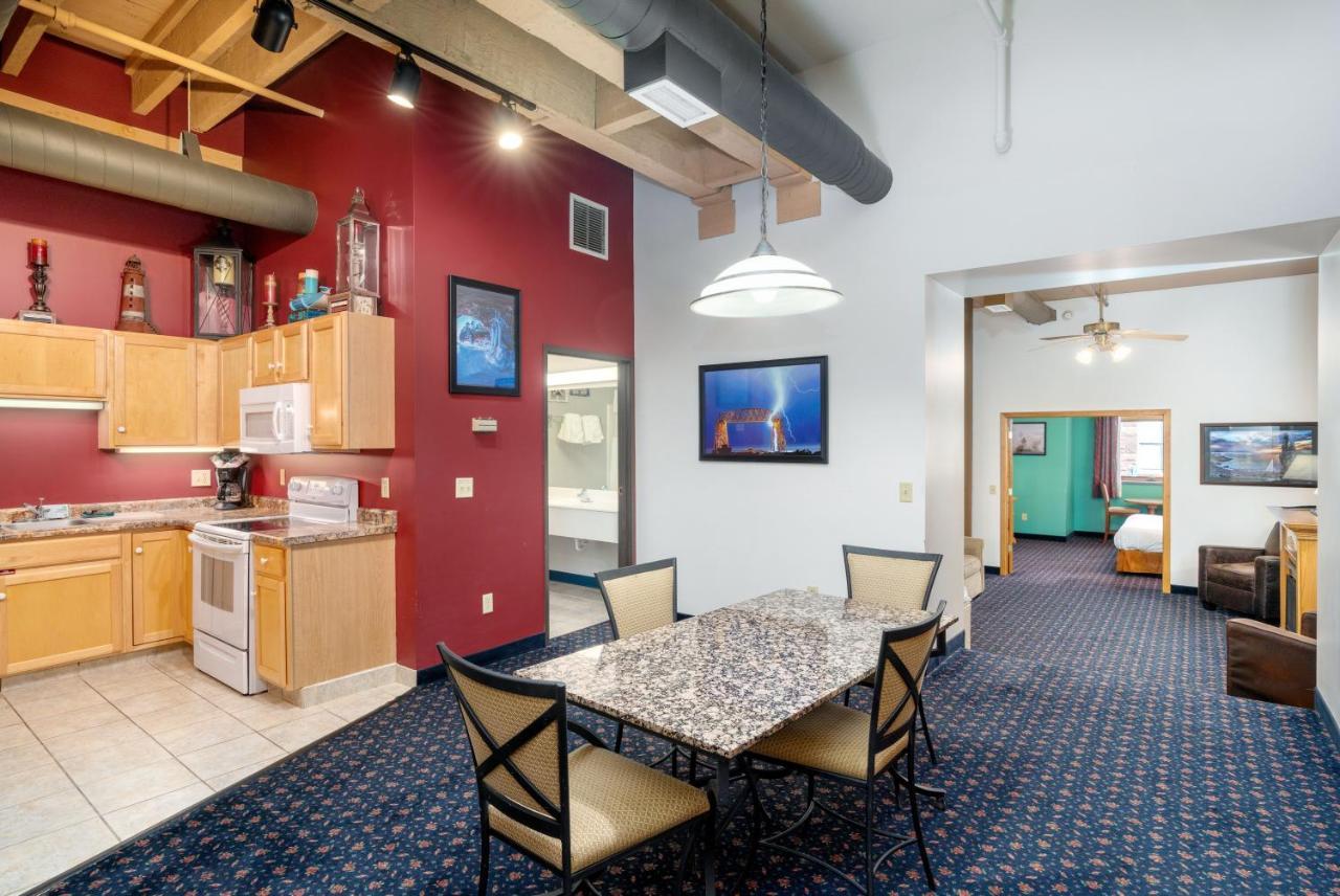 The Suites Hotel At Waterfront Plaza Duluth Esterno foto