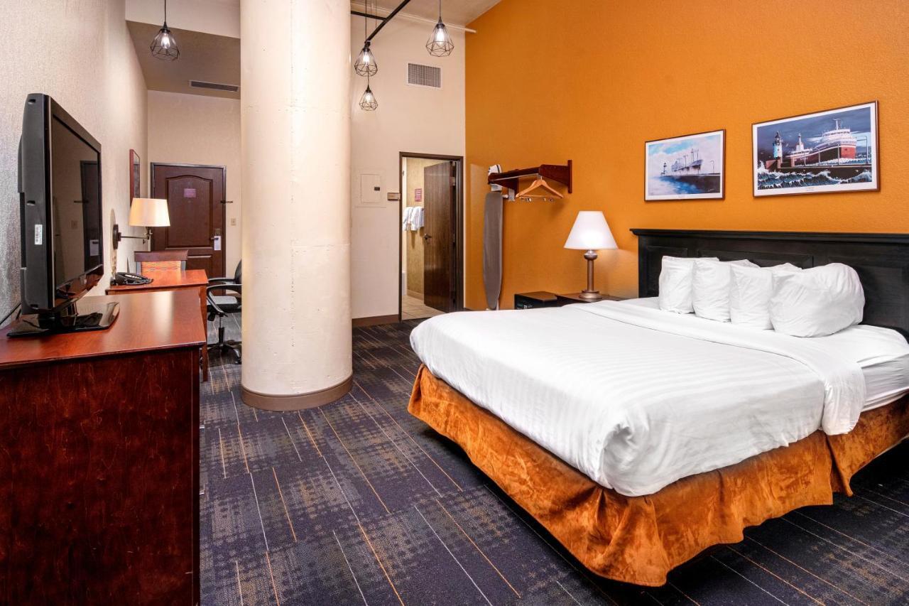 The Suites Hotel At Waterfront Plaza Duluth Esterno foto