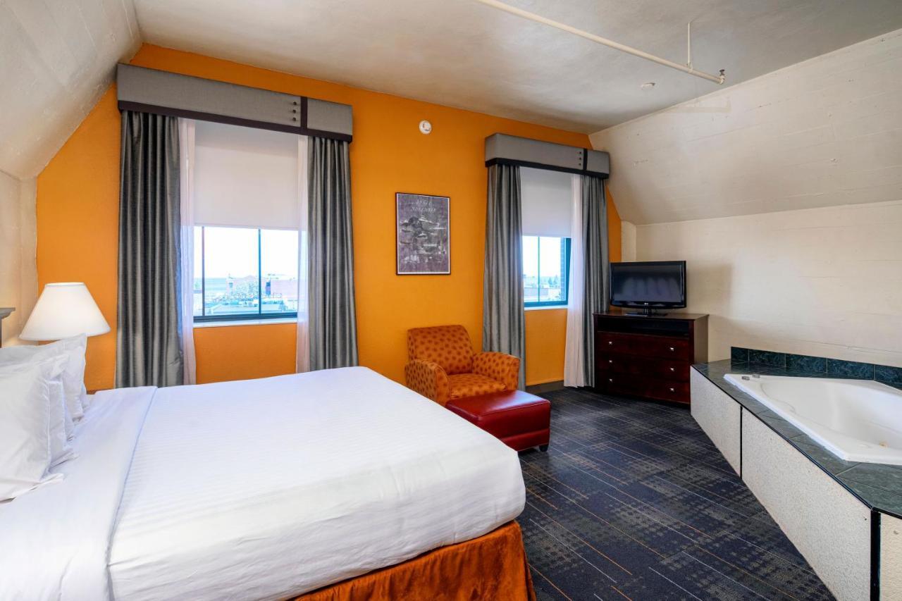 The Suites Hotel At Waterfront Plaza Duluth Esterno foto