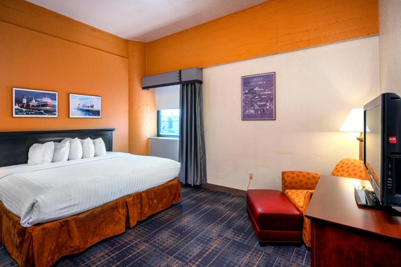 The Suites Hotel At Waterfront Plaza Duluth Esterno foto