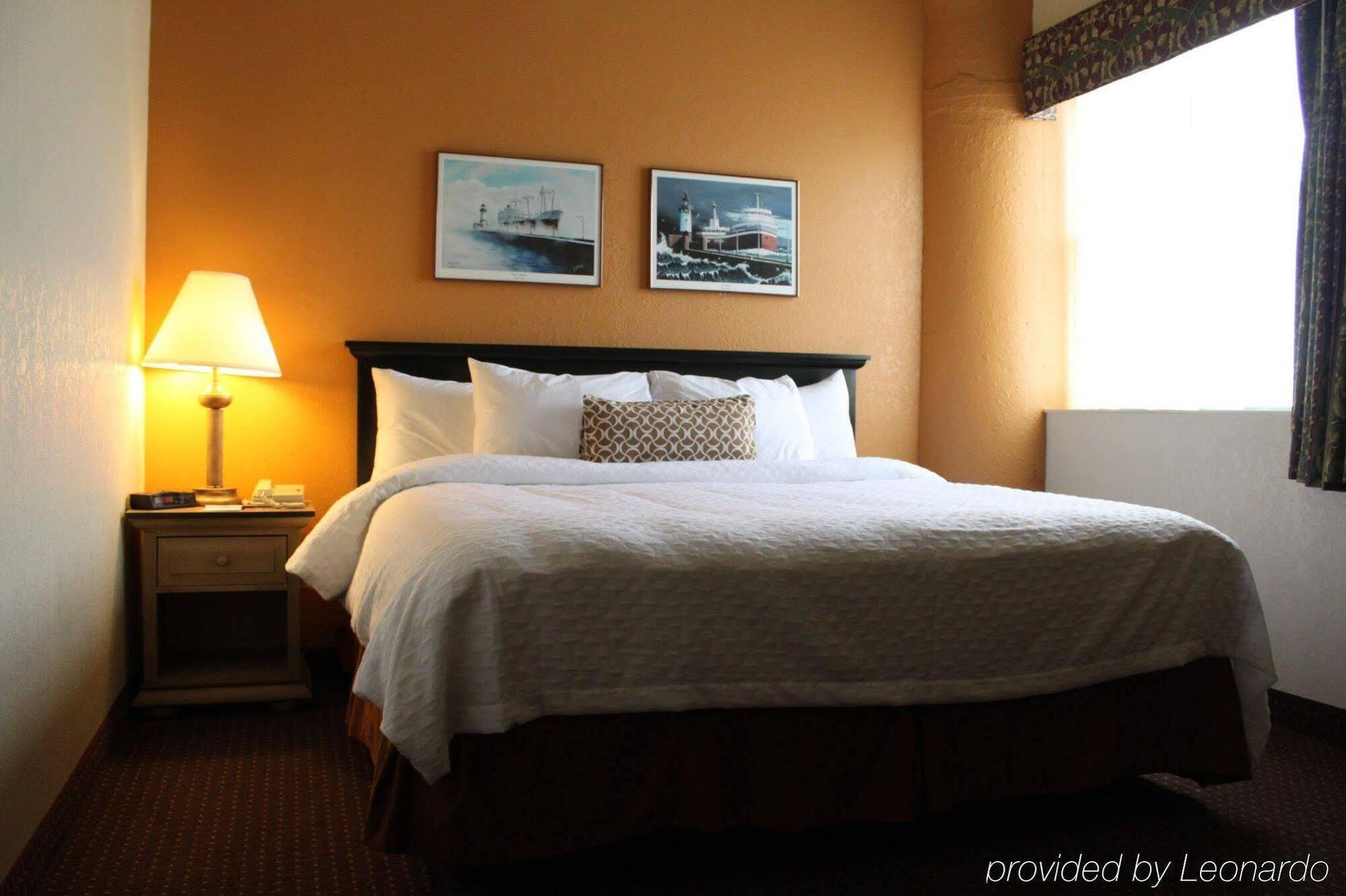 The Suites Hotel At Waterfront Plaza Duluth Esterno foto